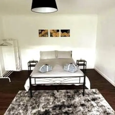 Luxury, Spacious 1 Bedroom Flat